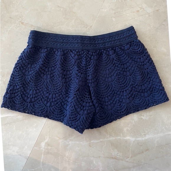 LILLY PULITZER Claudette Shorts Size Medium Navy Blue Scalloped Shell Lace - Picture 1 of 7